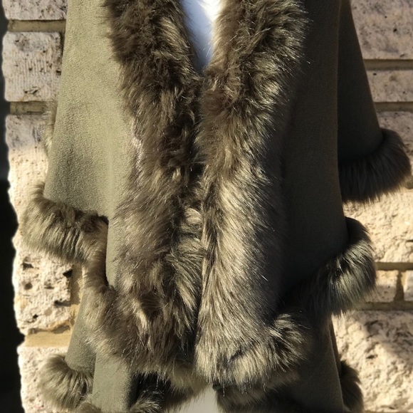 LUXURIOUS Green Faux Fur Double Layer Cape Coat - Picture 2 of 9